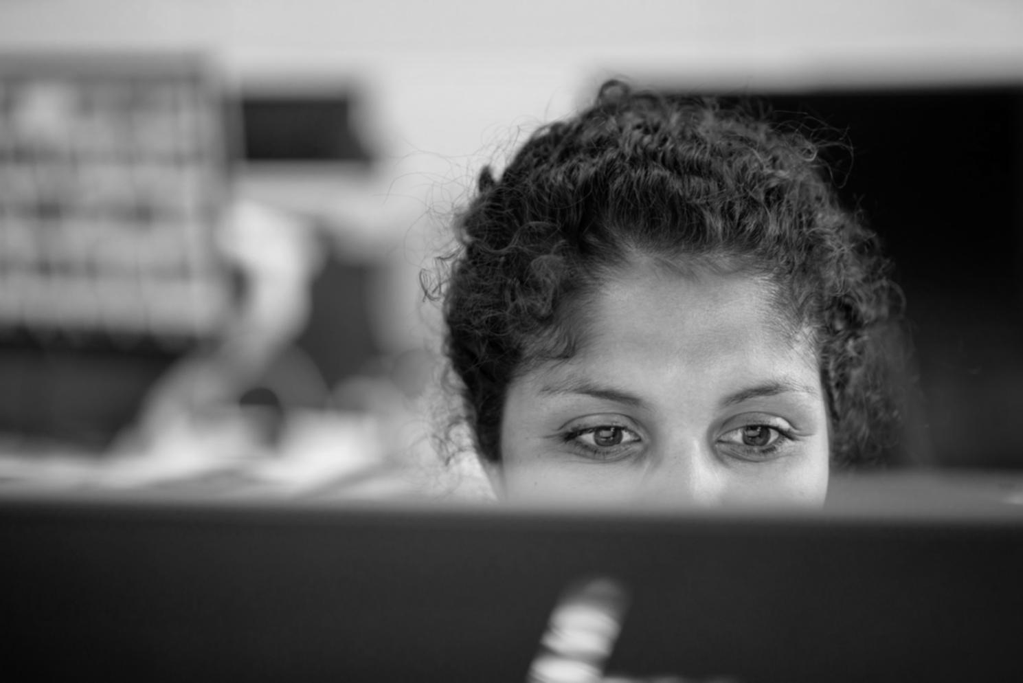 Équipe de travail collaborant sur un projet de plan d'affaires avec documents et ordinateurs