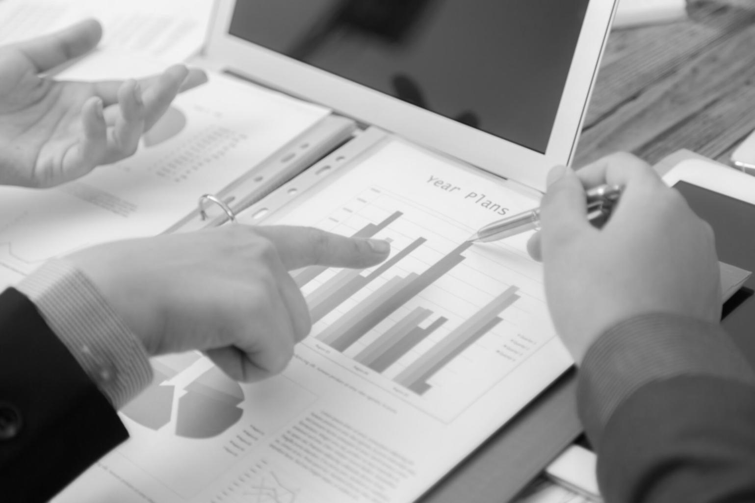 Entrepreneur travaillant sur son plan d'affaires avec des graphiques financiers