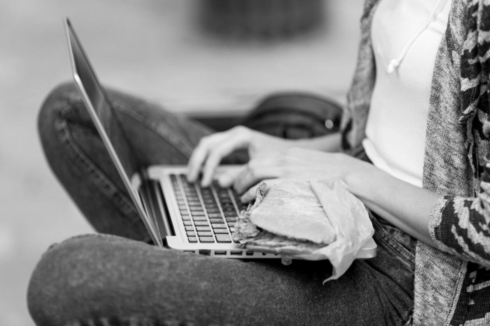 Consultation personnalisée entre formateur et entrepreneur dans un bureau moderne